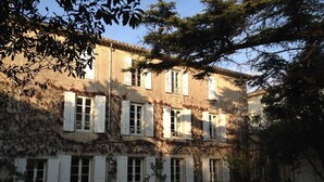 A two-story building with white shutters and a stone facade. - Beautiful town house for your mini bteak (Cazouls-lès-Béziers)