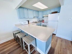 Fridge, microwave, oven, stovetop - Ocean Views | Private Balcony | Elevator (Ocean City)