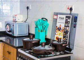 Kühlschrank, Mikrowelle, Ofen, Wasserkocher