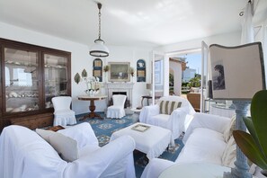 Villa, 6 slaapkamers, roken, terras | Woonkamer | Een open haard