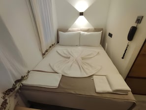 Egyptian cotton sheets, premium bedding, soundproofing, free WiFi - The Professor's Hotel (Bodrum)