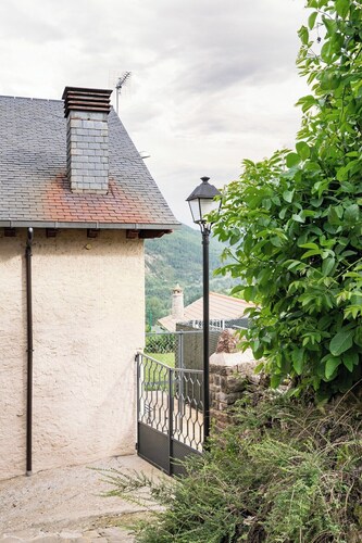 Casa Luis: Apartamento con Jardín Privado en los Pirineos