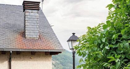 Casa Luis: Apartamento con Jardín Privado en los Pirineos