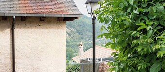 Casa Luis: Apartamento con Jardín Privado en los Pirineos