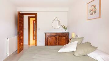 3 chambres, fer et planche à repasser, Wi-Fi, draps fournis