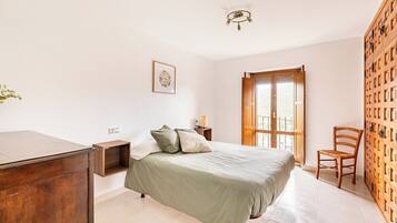 3 chambres, fer et planche à repasser, Wi-Fi, draps fournis