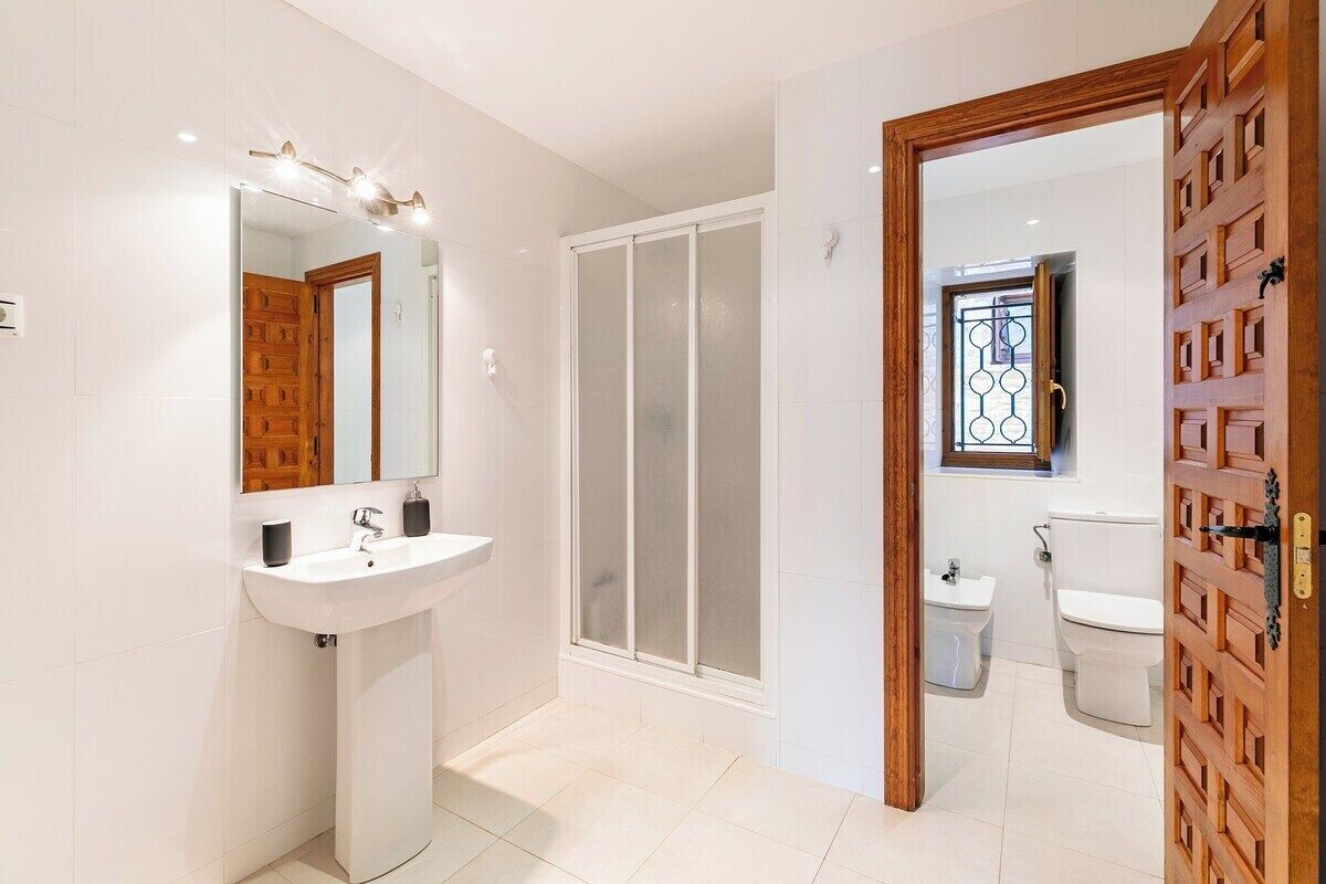 Een douche, een haardroger, een bidet, handdoeken