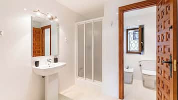 Een douche, een haardroger, een bidet, handdoeken