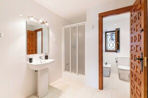 Een douche, een haardroger, een bidet, handdoeken