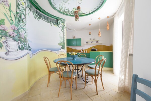 Ferienhaus, 3 Schlafzimmer, Raucher, Terrasse | Essbereich im Zimmer