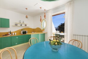 Hus - 3 sovrum - rökare - terrass | Eget kök | Mikrovågsugn, ugn, diskmaskin och kaffe- och tebryggare