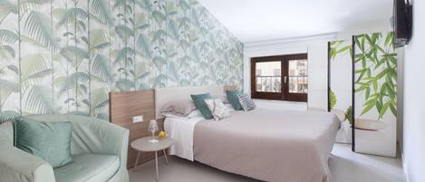 Apartment, 1 Bedroom, Smoking, Balcony | 1 bedroom, desk, bed sheets