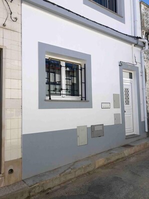 Exterior - Stunning Fishermans House in Central Fuseta (Olhao)