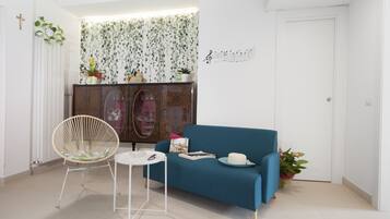 Apartment, 2 Schlafzimmer, Balkon | Wohnzimmer