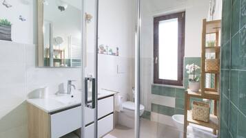 Appartement, 2 chambres, balcon | Salle de bain | Douche, serviettes fournies