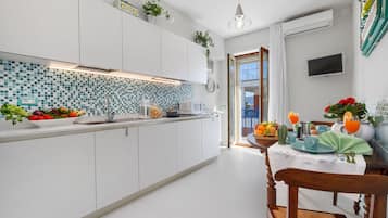 Huoneisto, 1 makuuhuone, tupakointi sallittu, parveke | Yksityinen keittiö | Mikroaaltouuni, kahvin-/teenkeitin, vedenkeitin