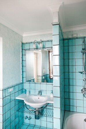 Shower, free toiletries, towels - Resort Ravenna (Massa Lubrense)