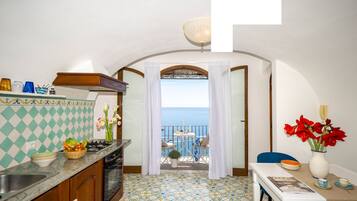 House, 2 Bedrooms, Smoking, Terrace | Dapur peribadi | Ketuhar gelombang mikro, pembancuh kopi/teh, cerek elektrik