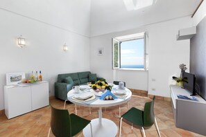 Apartamento, 1 quarto, 2 banheiros | Opções para refeição no quarto