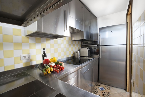 Apartment, 1 Bedroom, Smoking, 2 Bathrooms | Private kitchen | Microwave, dishwasher, coffee/tea maker, cookware/dishes/utensils