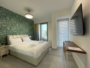 Luxury-Apartment, Balkon | 1 Schlafzimmer, Schreibtisch, schallisolierte Zimmer, kostenloses WLAN