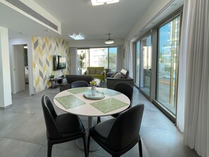 Luxury-Apartment, Balkon | Wohnbereich | Netflix, Streaming-Dienste