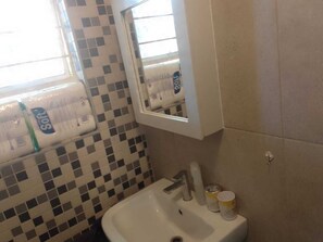 Haartrockner, Handtücher, Seife, Shampoo