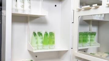 Douche, serviettes fournies, savon, shampooing