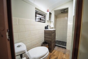 Een douche, handdoeken, zeep, shampoo