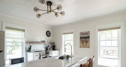 Cozy 1+ Bedroom Haven with Charm and is a block from downtown!