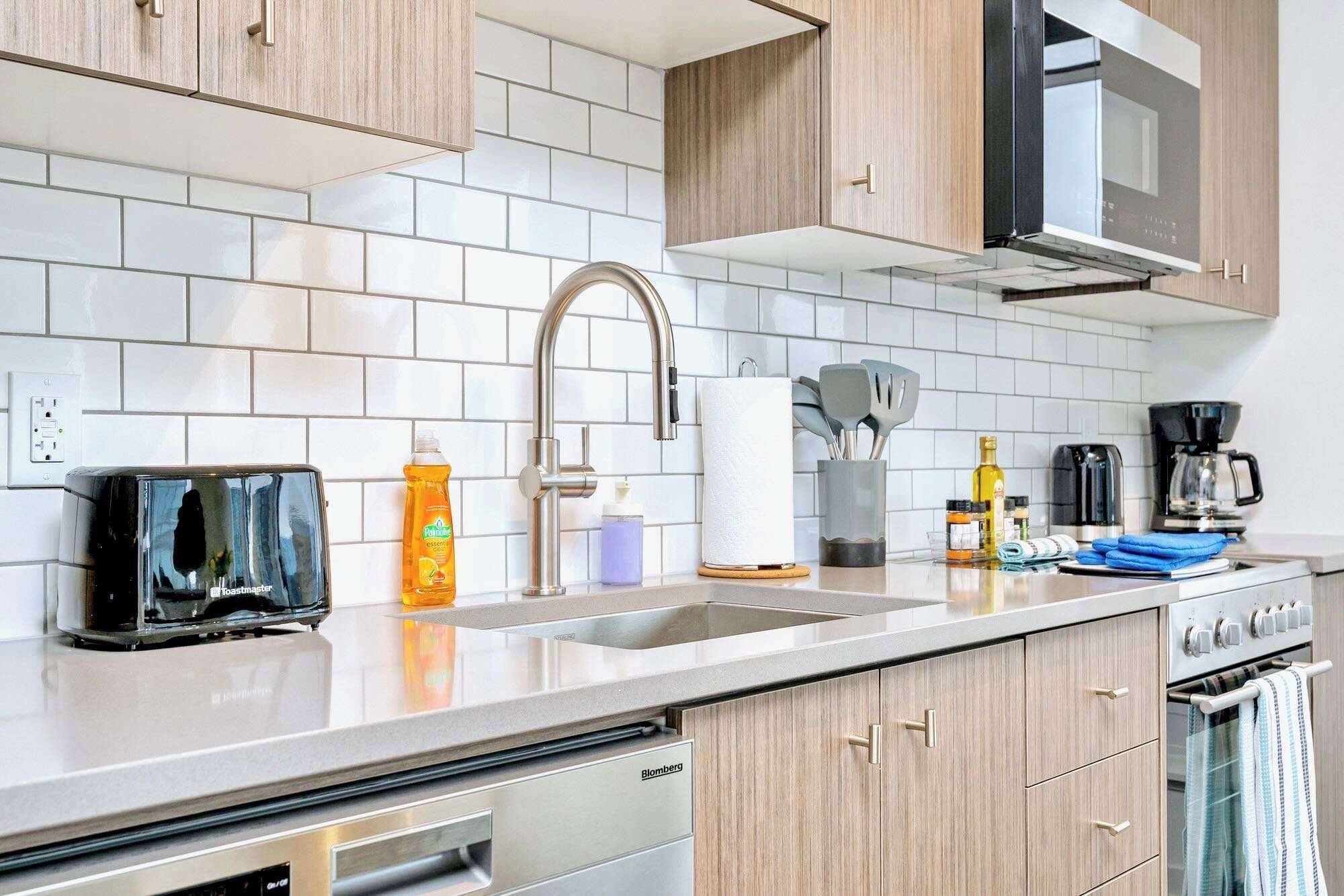 冷蔵庫、電子レンジ、オーブン、コンロ