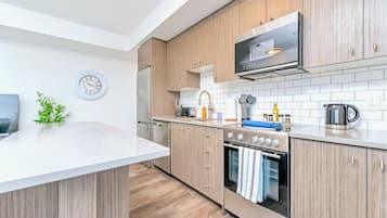 Jääkaappi, mikroaaltouuni, uuni, liesi