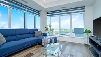 TV, foosball, dan kantor