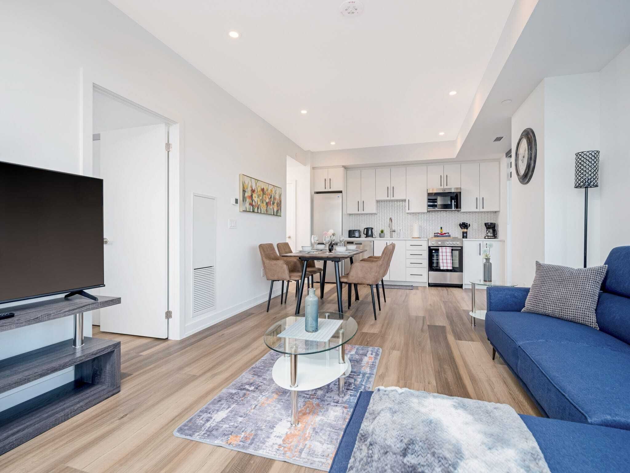 Un appartement moderne comprenant un salon, un coin repas et une cuisine.