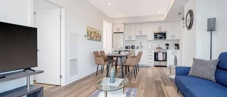 Un appartement moderne comprenant un salon, un coin repas et une cuisine.