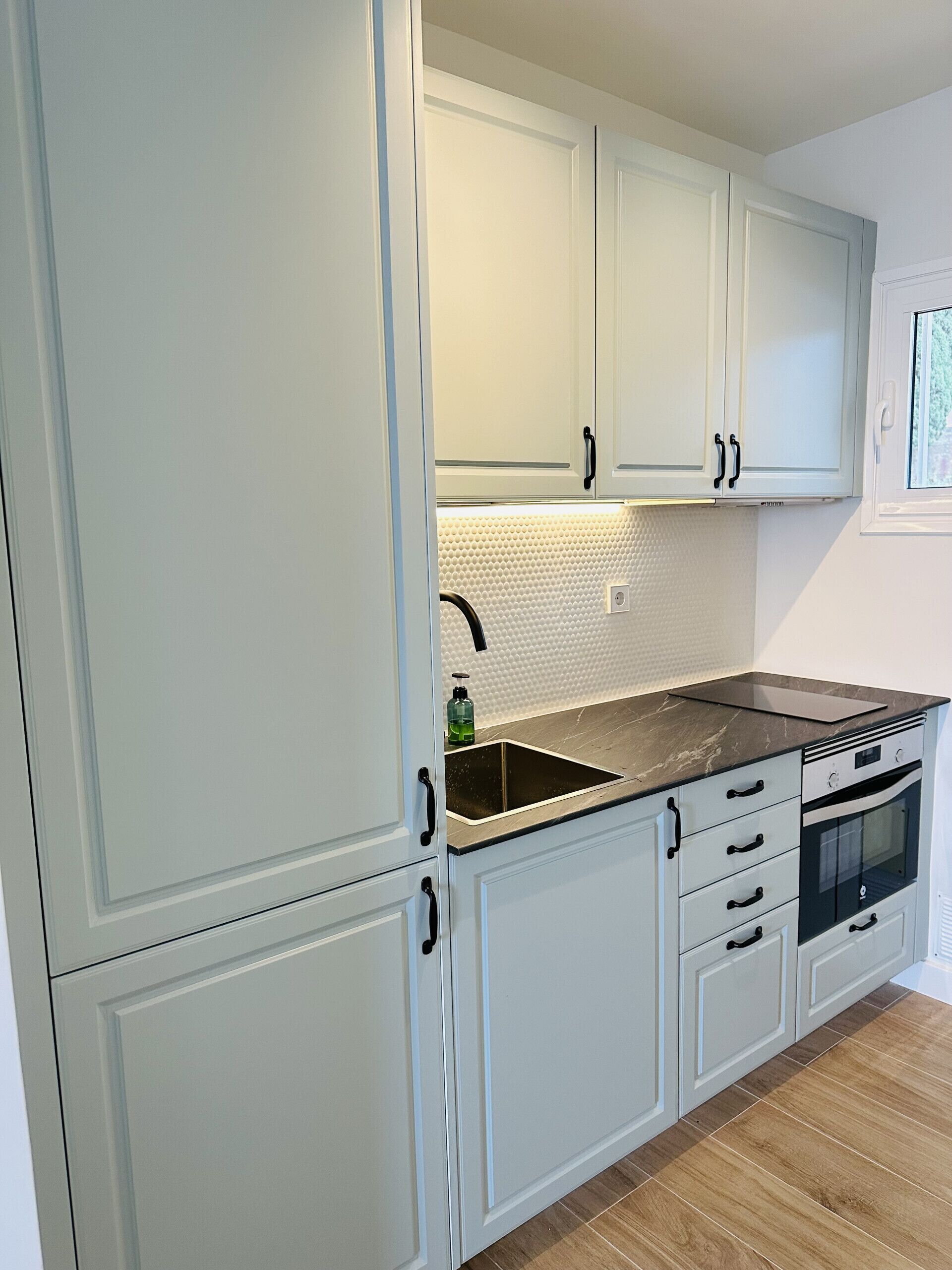 Réfrigérateur, micro-ondes, four, cafetière/bouilloire