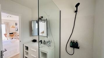 Een douche, een haardroger, handdoeken