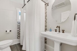 Douche, sĂšche-cheveux, serviettes fournies
