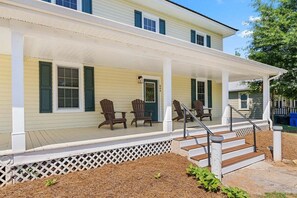 Terrace/patio - Brevard Bliss Downtown Brevard 1900s farmhouse w/free Biltmore Pass (Brevard)