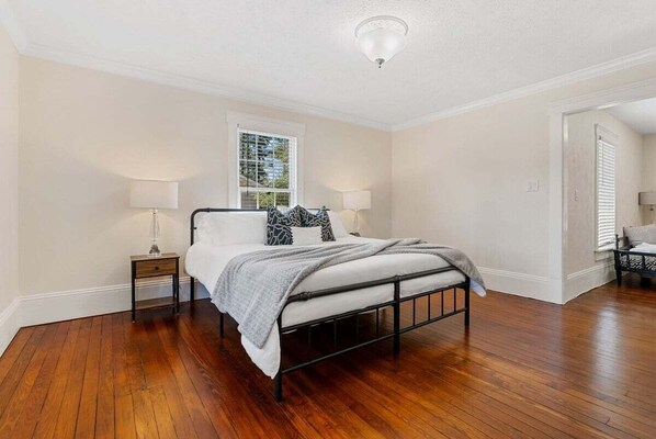 4 bedrooms, iron/ironing board, travel cot, free WiFi