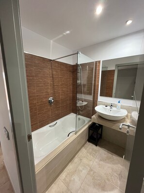 Dusche, Haartrockner, Handtücher, Toilettenpapier
