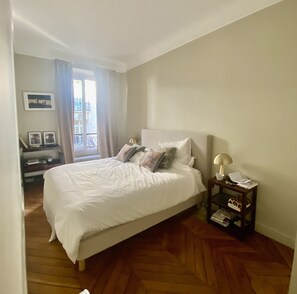 3 habitaciones, tabla de planchar con plancha, wifi y ropa de cama 