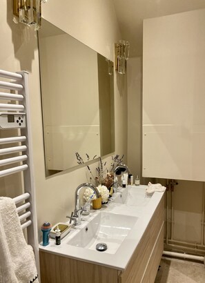 Shower, hair dryer, towels, soap - Cet Appartement Offre une Grandeur et Élégance Parisienne au Coeur du 9eme! (Paris)