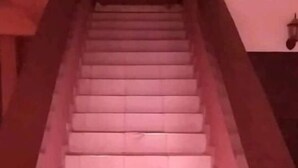 Eine Treppe mit Handläufen auf beiden Seiten, die zu einer oberen Etage führt.