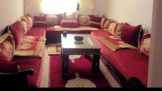 Ein Wohnzimmer mit einer Sofagarnitur, einem Couchtisch und einer Chandelier.