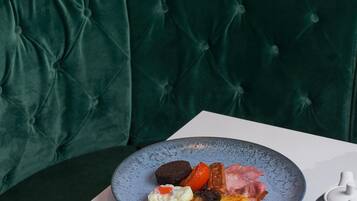 Café da manhã completo todos os dias (GBP 15.95 por pessoa)