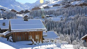 A snow-covered mountain village with wooden cabins and a clear sky. - 50m from ski slopes, 1st floor, balcony, 32m², Méribel-Mottaret (Méribel - Les Allues)