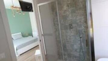 Doccia, asciugacapelli, bidet, asciugamani