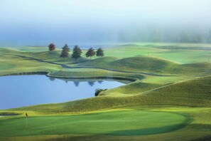 Golf - 2 Bedroom Condo w/ Pool View, Sleeps 8, Waterpark Passes, Great Smokies Lodge!! (Sevierville)