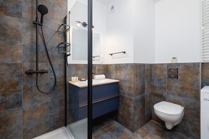 Studio, balcon | Salle de bain